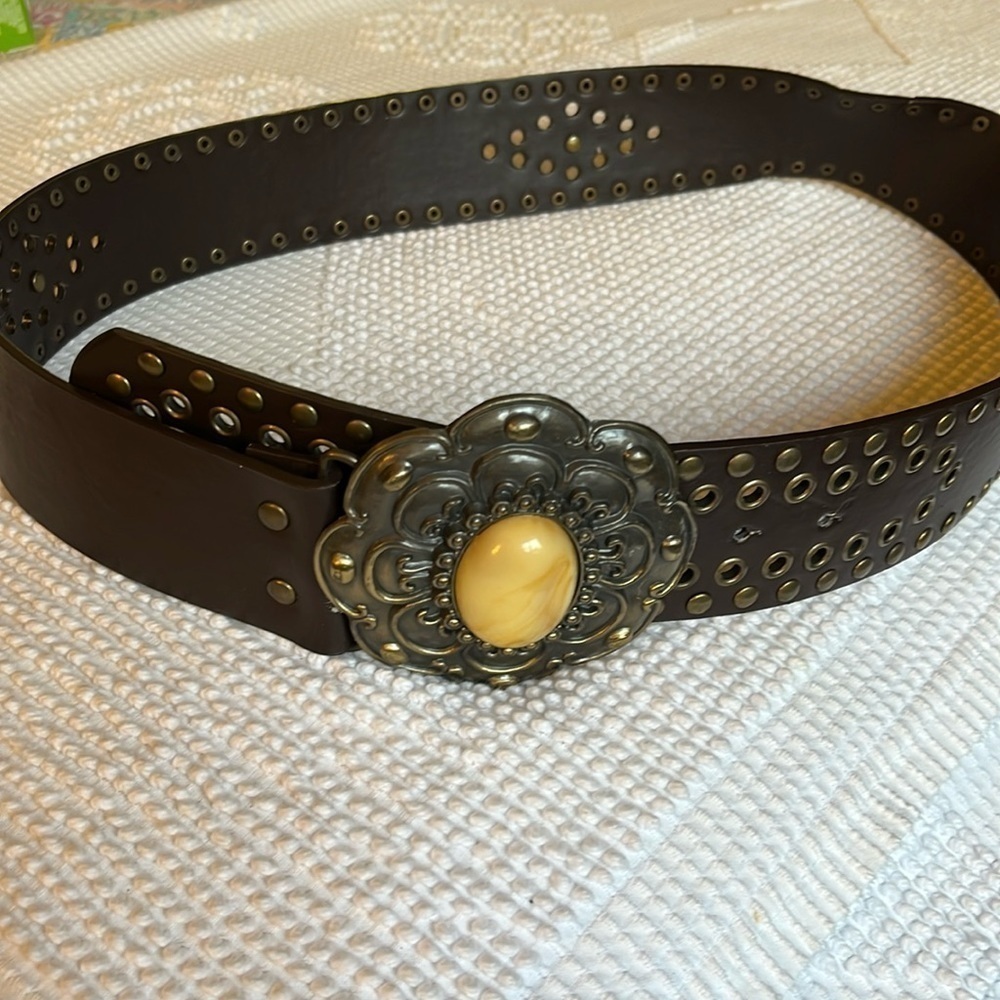 Women’s faux leather wide belt with flower shaped large buckle.